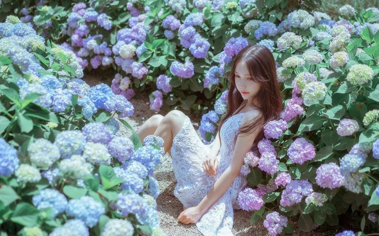 SUV悬在山坡两人危在旦夕 十几人拉绳作保险